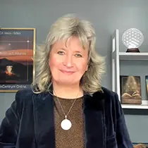 Susanne Jönsson. Grundare av HelhetsCentrum, Cert. Helhetsterapeut, lärare och djurkommunikatör.